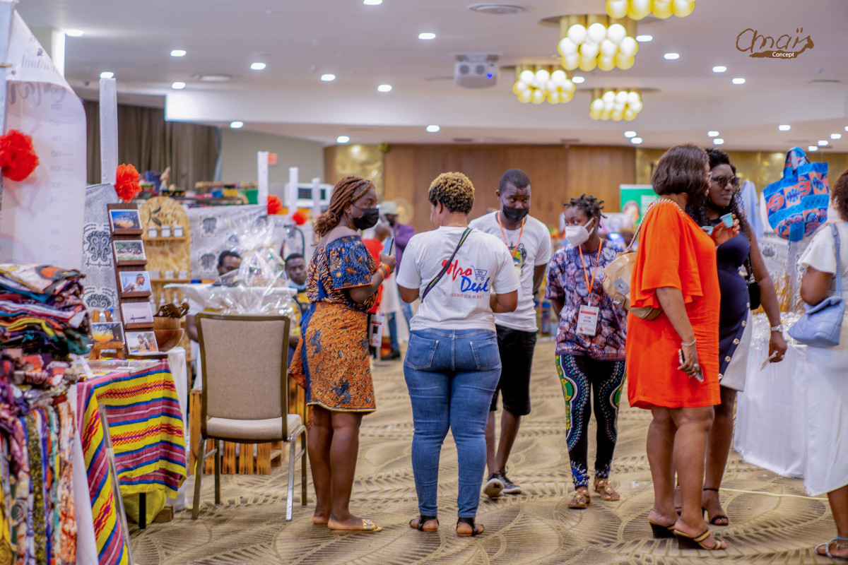 Stands et visiteurs à la Foire aux Cadeaux