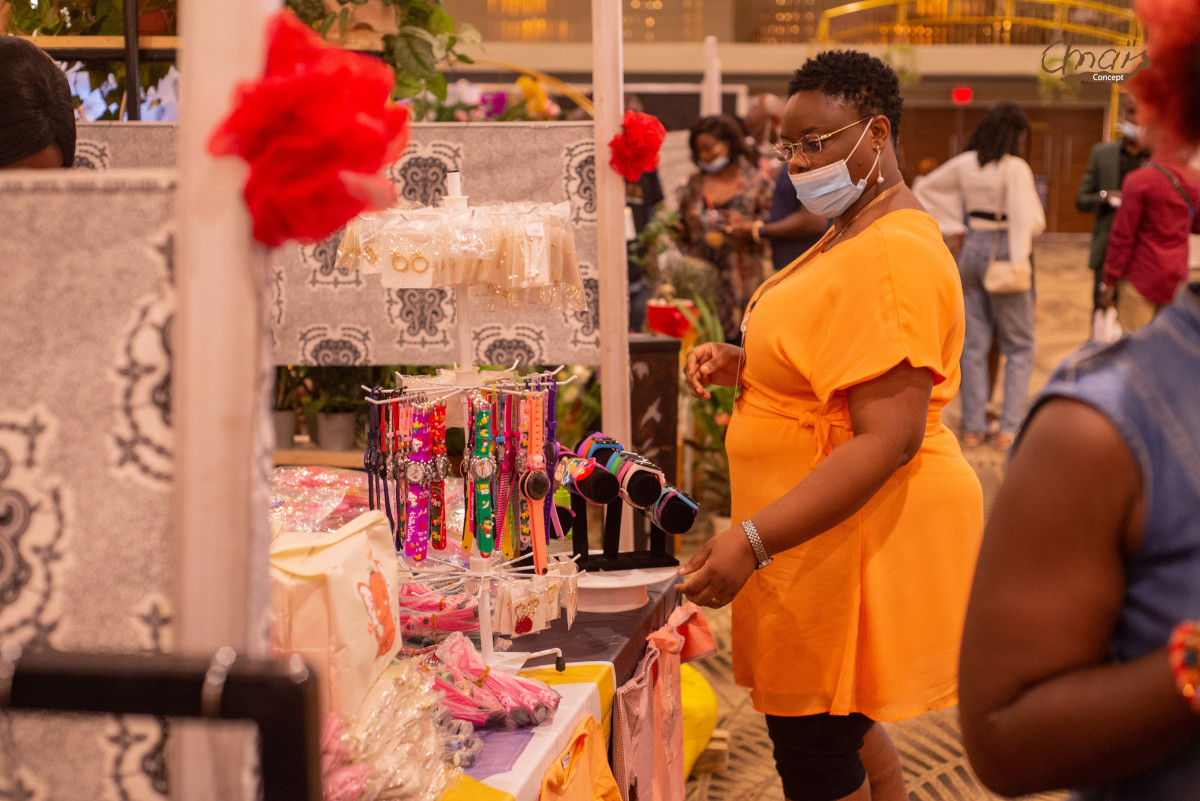 Femme à un stand de la Foire au Cadeaux